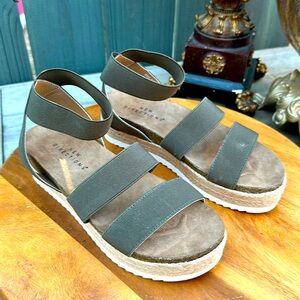 New Directions Angel Strap Olive Platform Sandals Size 7.5